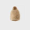 Cappello bimba beige con pompon, texture effetto bouclé e fiore decorativo applicato