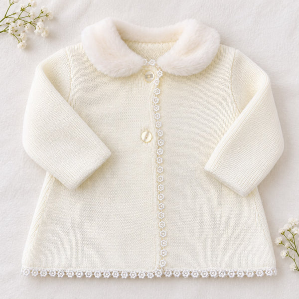 Cappottino battesimo bimba panna in maglia con colletto arrotondato effetto pelliccia, bottoni chiari e passamaneria floreale sul davanti.