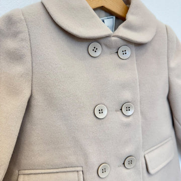 Cappottino bimba beige doppiopetto con colletto arrotondato, sei bottoni e tasche con patta