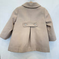 Cappottino bimba beige doppiopetto con colletto arrotondato, sei bottoni e tasche con patta