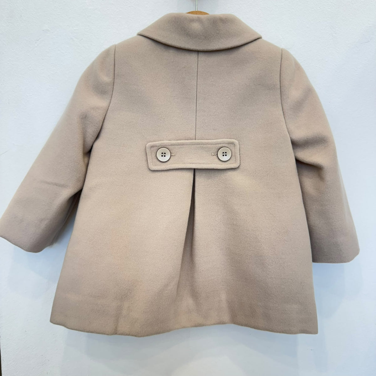 Cappottino bimba beige doppiopetto con colletto arrotondato, sei bottoni e tasche con patta