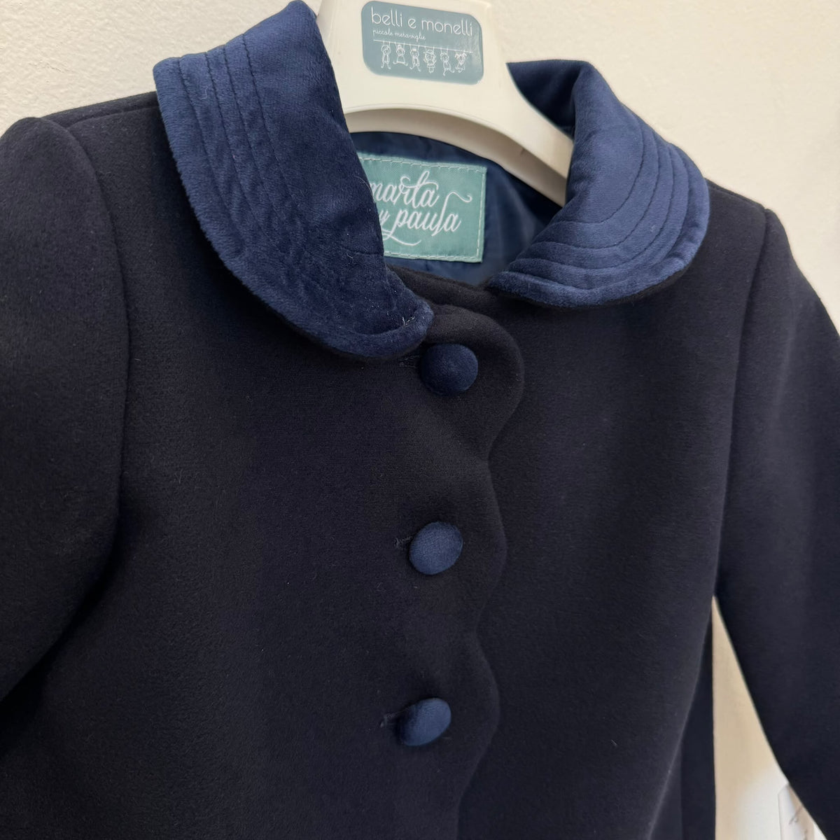 Cappottino inglese blu bimba in panno foderato con colletto in velluto