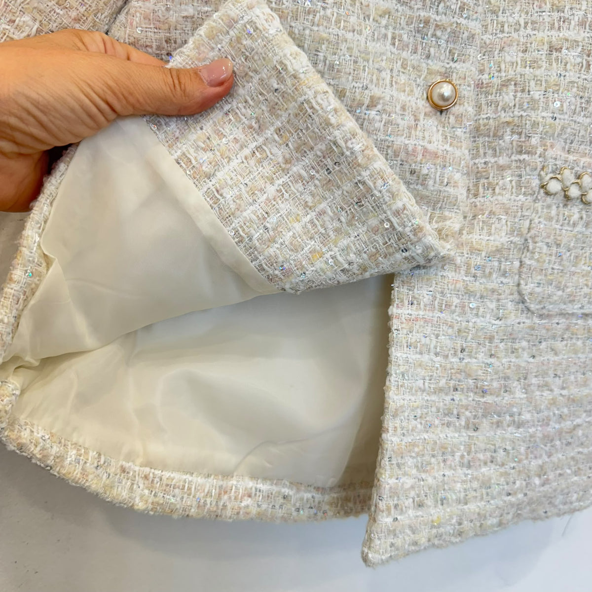 Cappottino elegante bimba bouclé panna con colletto floreale dorato e bottoni effetto perla