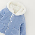 Cappotto neonato azzurro in cotone con cappuccio bianco, bottoni e tasche frontali