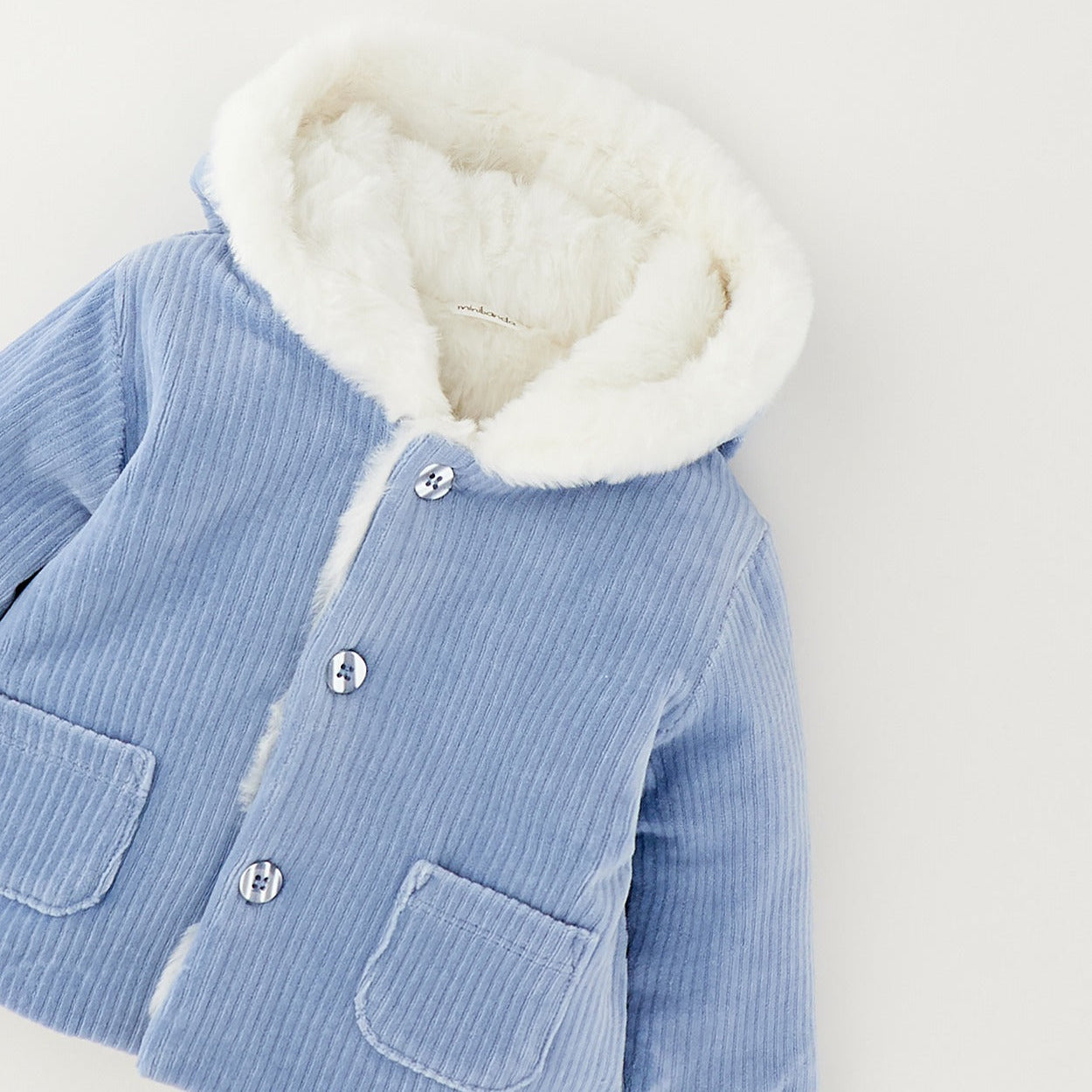 Cappotto neonato azzurro in cotone con cappuccio bianco, bottoni e tasche frontali