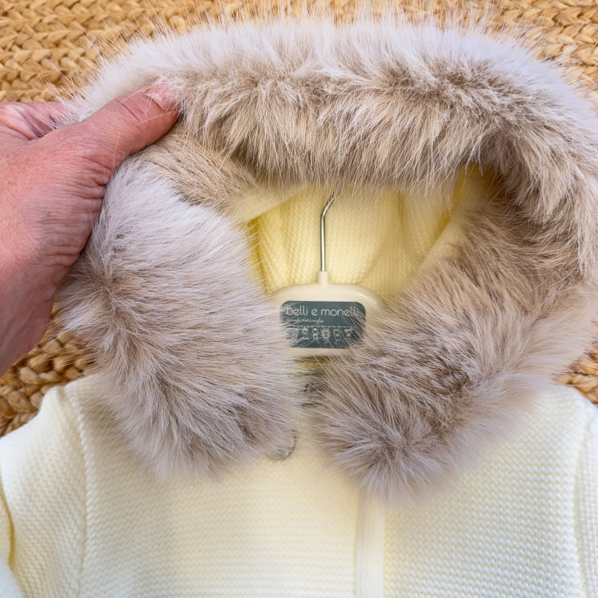 Cappotto battesimo bimbo panna in acrilico con cappuccio bordato in pelliccia beige tortora e chiusura doppiopetto