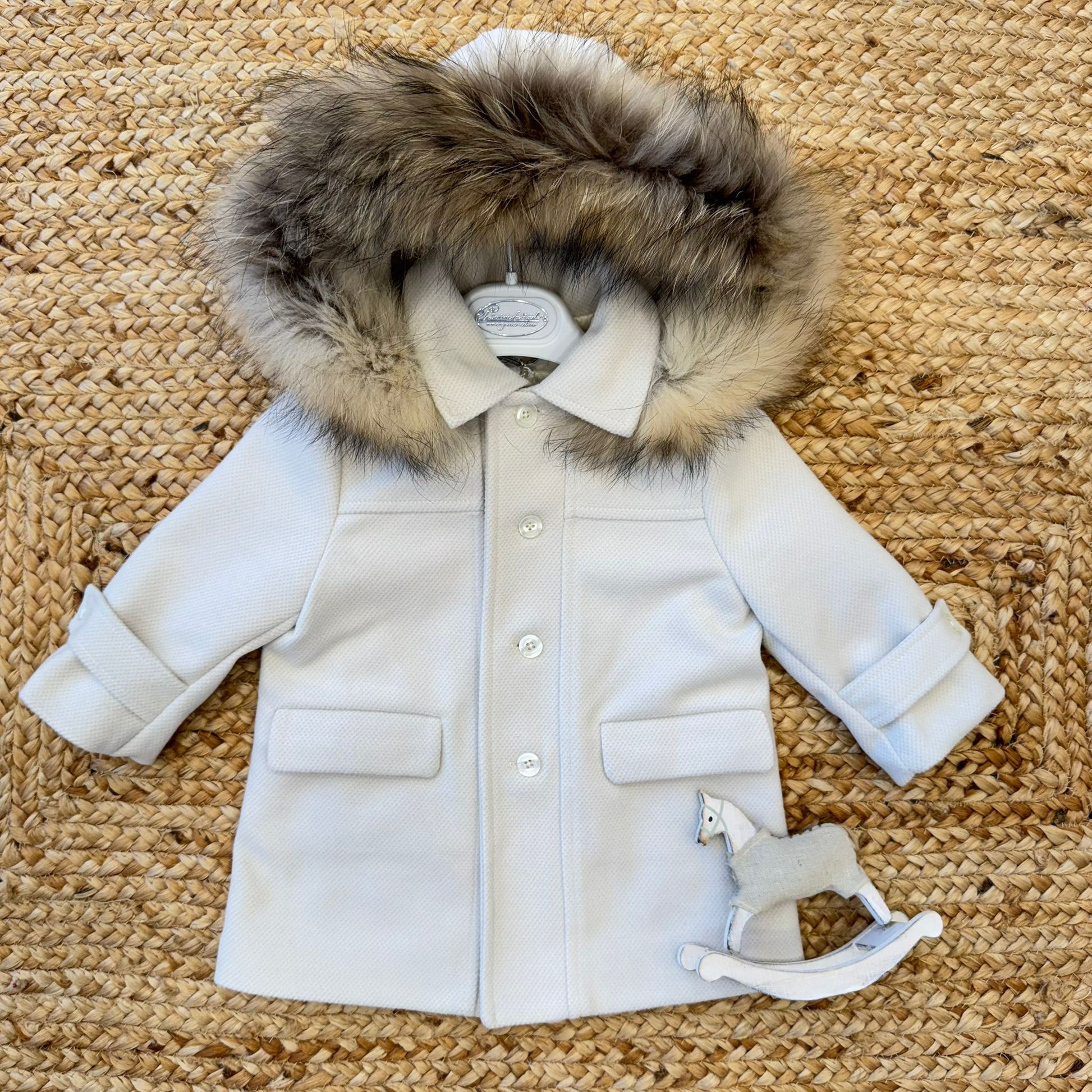 cappottino bimbo beige con cappuccio bordato in pelliccia