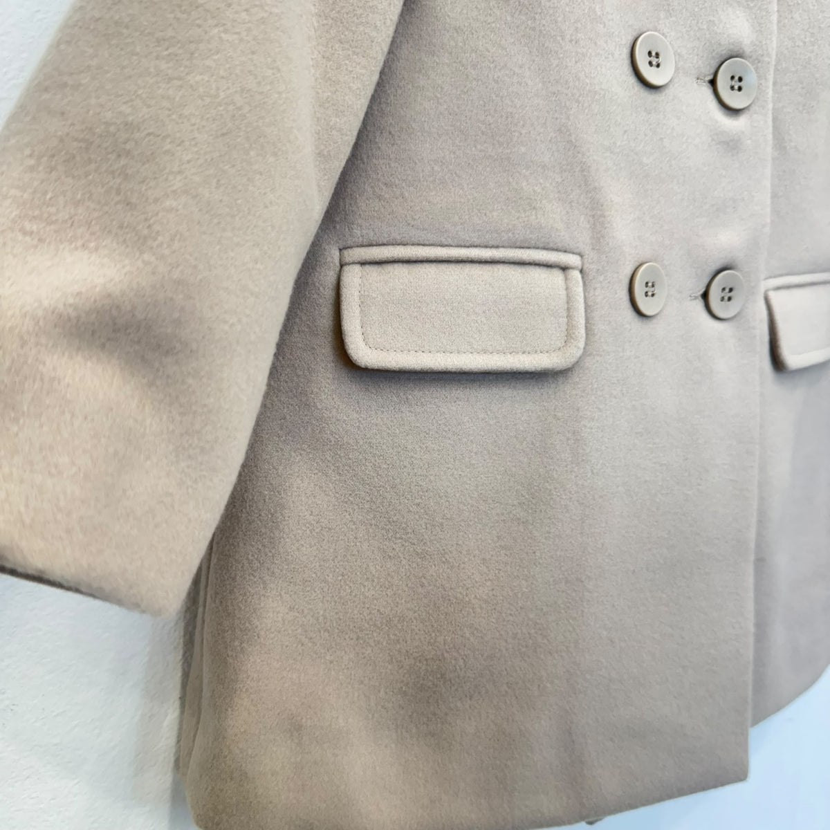Cappottino bimba beige doppiopetto con colletto arrotondato, sei bottoni e tasche con patta