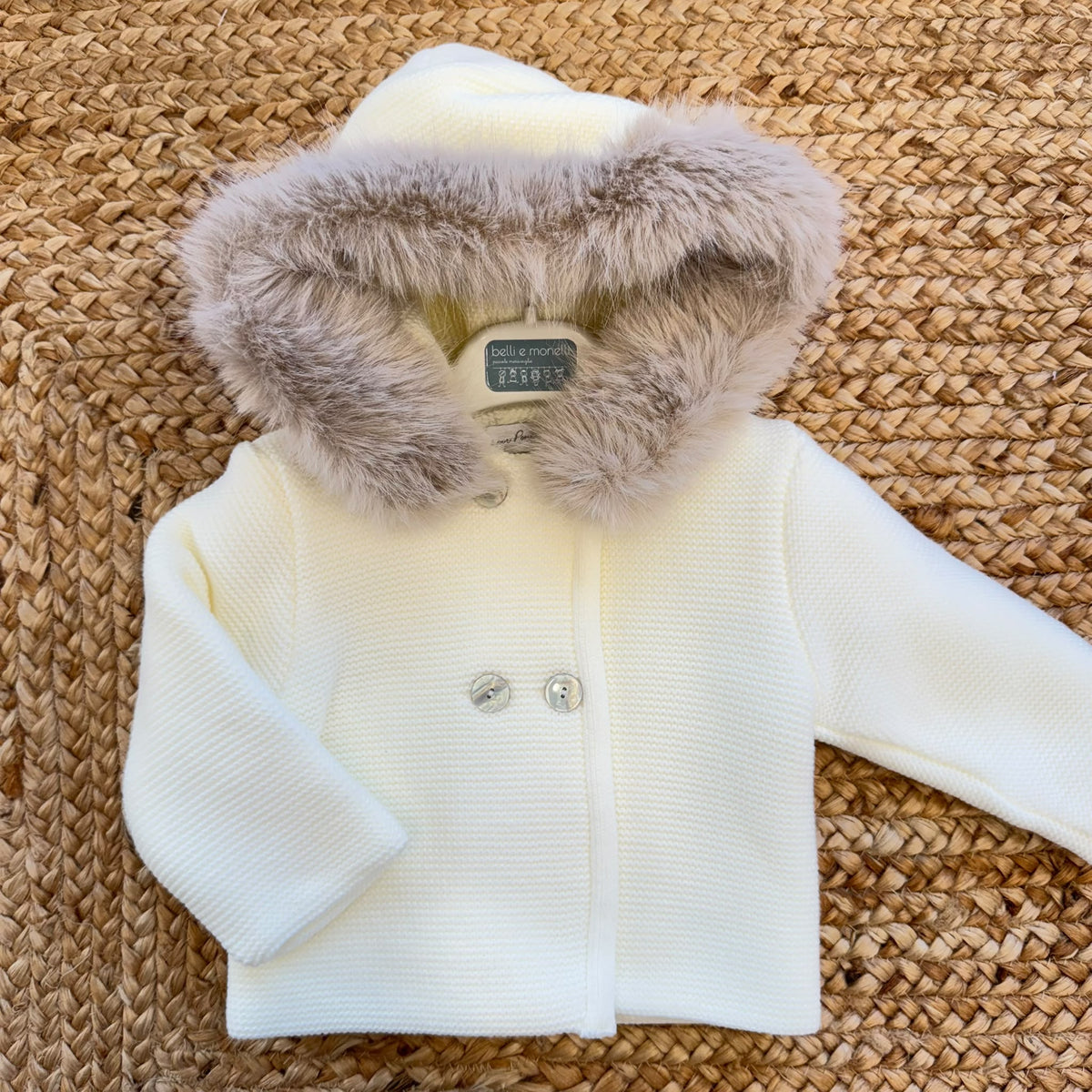 Cappotto battesimo bimbo panna in acrilico con cappuccio bordato in pelliccia beige tortora e chiusura doppiopetto
