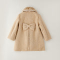 Cappotto bimba beige con collo morbido effetto pelliccia e chiusura doppiopetto
