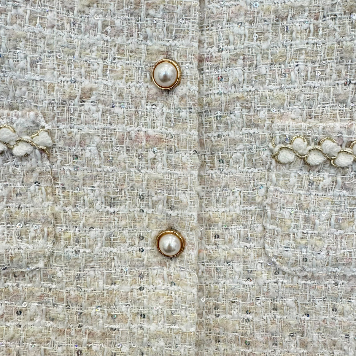 Cappottino elegante bimba bouclé panna con colletto floreale dorato e bottoni effetto perla