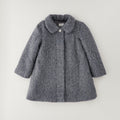 Cappotto bimba grigio elegante con colletto arrotondato, dettaglio gioiello e linea svasata