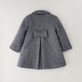 Cappotto bimba grigio elegante con colletto arrotondato, dettaglio gioiello e linea svasata
