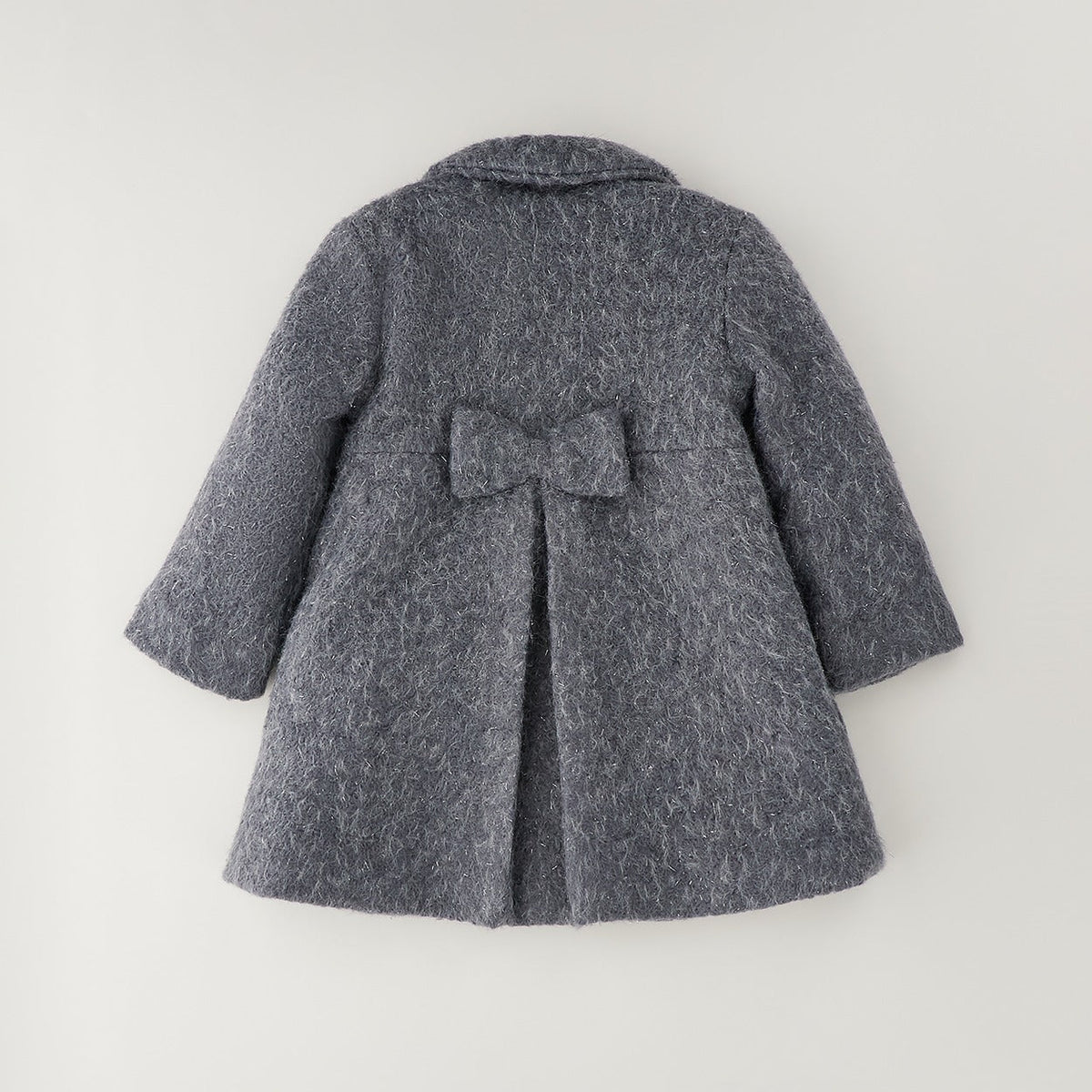 Cappotto bimba grigio elegante con colletto arrotondato, dettaglio gioiello e linea svasata