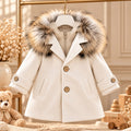 Cappotto bimbo elegante beige con cappuccio bordato in pelliccia, revers e bottoni effetto naturale