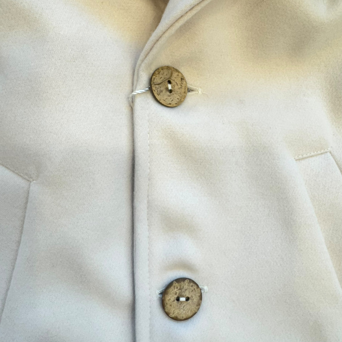 Cappotto bimbo elegante beige con cappuccio bordato in pelliccia, revers e bottoni effetto naturale