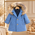 Dettaglio cappotto bimbo elegante azzurro mélange con bottoni effetto legno.