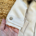 Cappotto bimbo elegante beige con cappuccio bordato in pelliccia, revers e bottoni effetto naturale