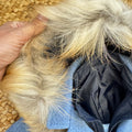 Dettaglio cappotto bimbo elegante azzurro mélange con bottoni effetto legno.