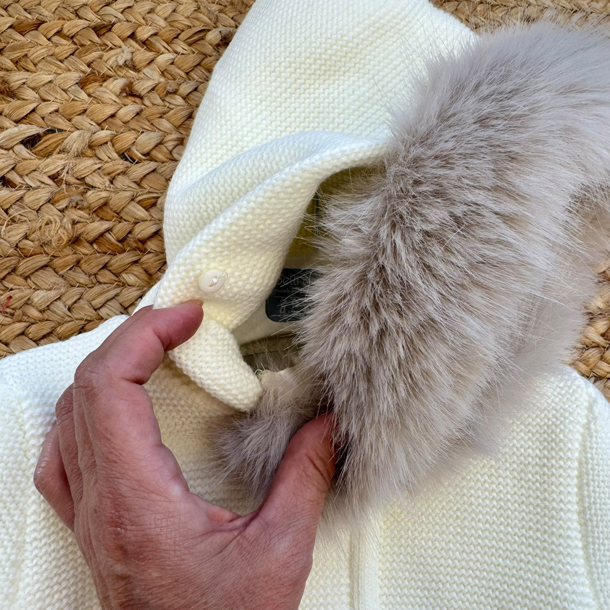 Cappotto battesimo bimbo panna in acrilico con cappuccio bordato in pelliccia beige tortora e chiusura doppiopetto