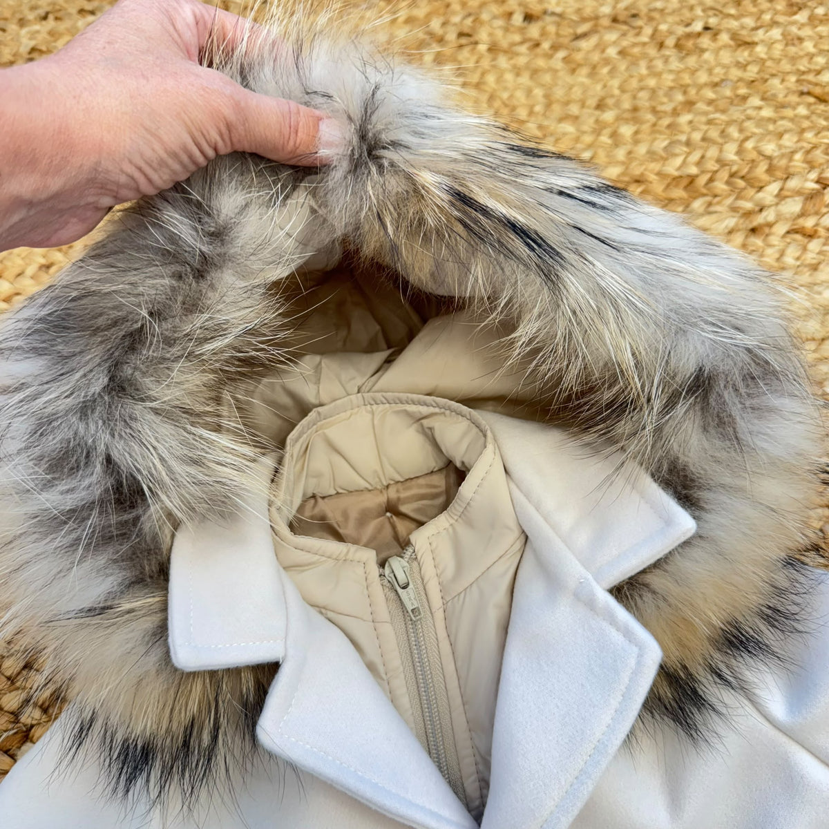 Cappotto bimbo elegante beige con cappuccio bordato in pelliccia, revers e bottoni effetto naturale