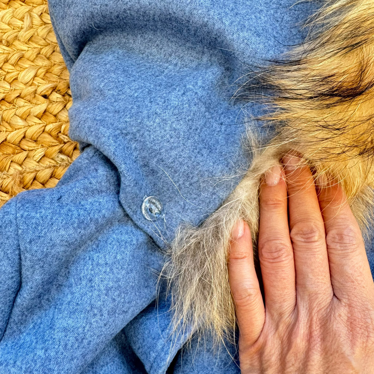Dettaglio cappotto bimbo elegante azzurro mélange con bottoni effetto legno.