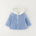 Cappotto neonato azzurro in cotone con cappuccio bianco, bottoni e tasche frontali