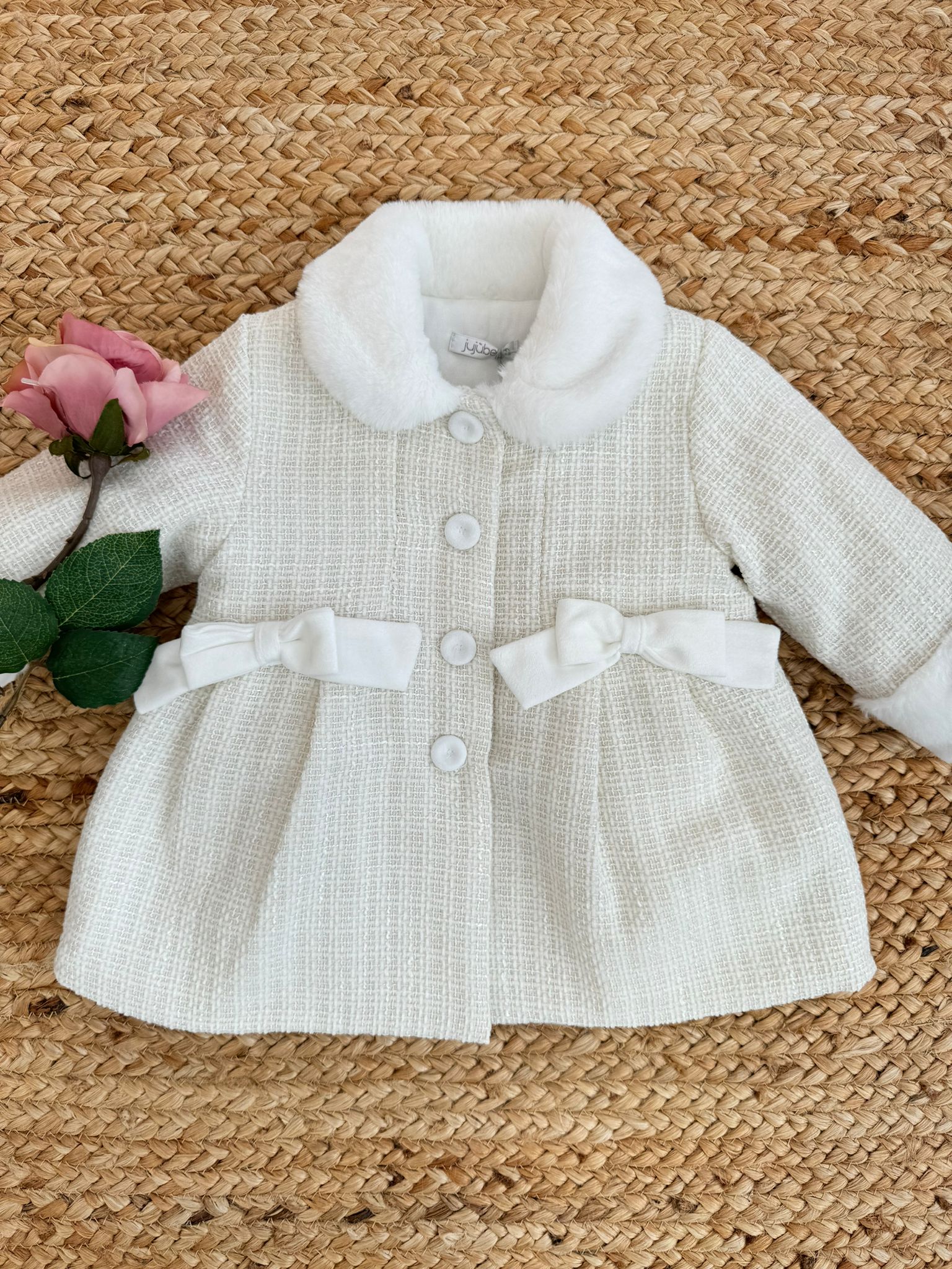 cappotto fiocchi, battesimo bimba, abbigliamento bimba, eleganza, stile, moda battesimo, occasioni speciali, belli e monelli.