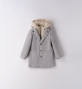 cappotto bambino grigio elegante con cappuccio indossato