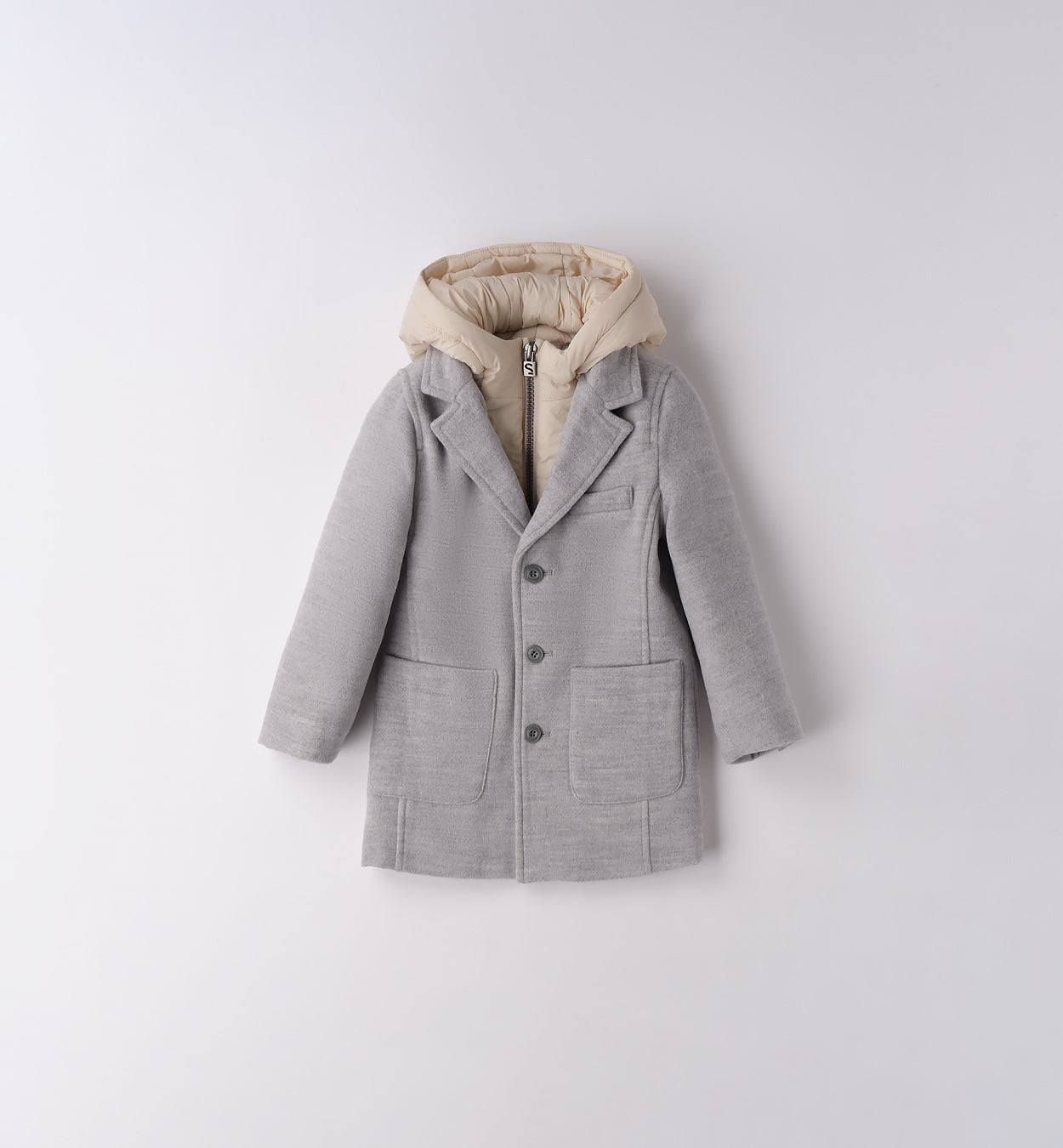 cappotto bambino grigio elegante con cappuccio indossato