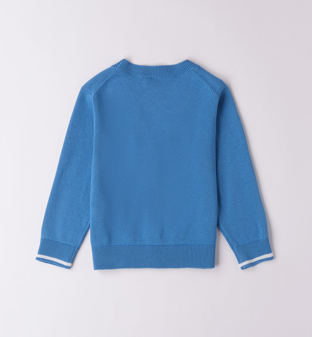 Cardigan blu, camicia a righe e pantalone bianco per bambino, abbigliamento casual chic primaverile.