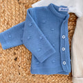 Cardigan azzurro neonato con lavorazione a nocciolina