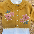 Completo bimba con cardigan lana senape e maglia bianca floreale