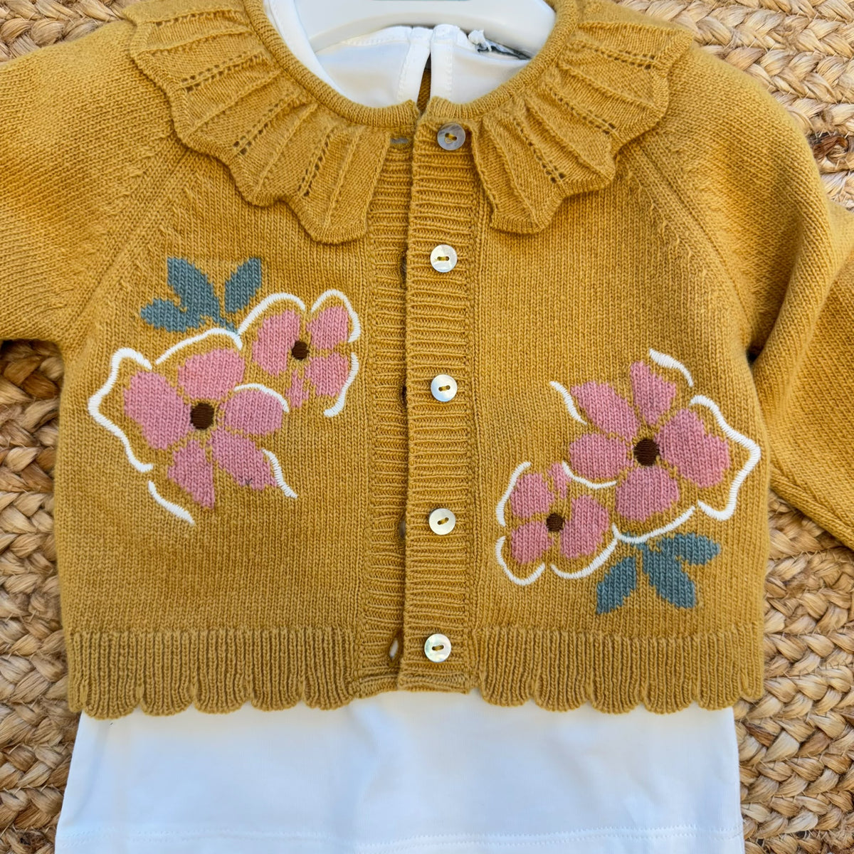 Completo bimba con cardigan lana senape e maglia bianca floreale