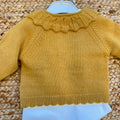 Completo bimba con cardigan lana senape e maglia bianca floreale