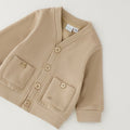 Cardigan bimbo beige con bottoni, scollo a V e tasche applicate