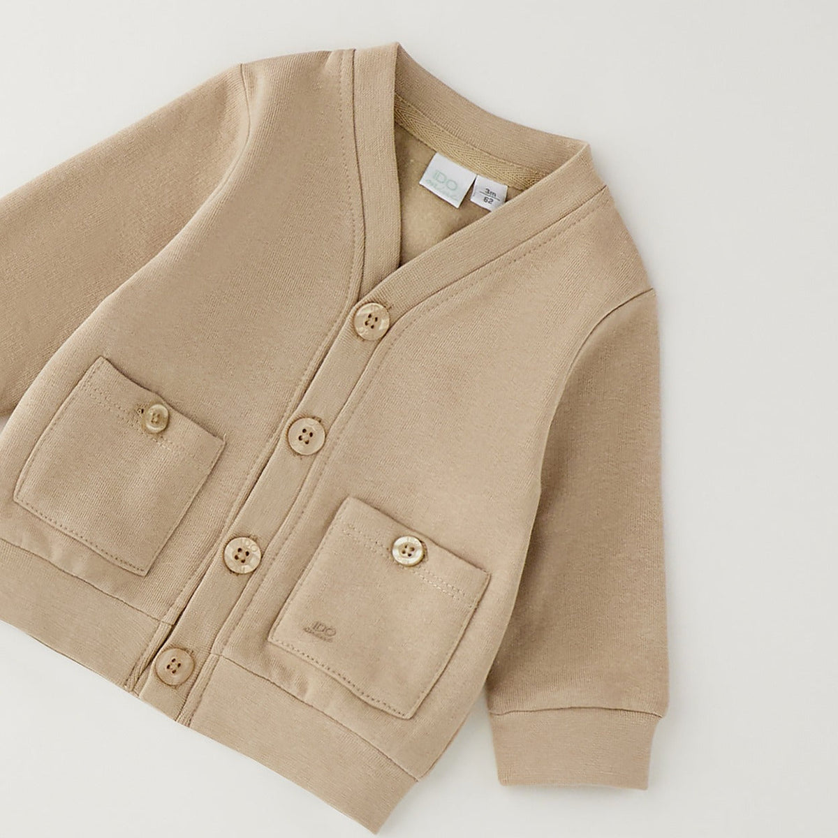 Cardigan bimbo beige con bottoni, scollo a V e tasche applicate