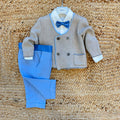 Completo battesimo bimbo con cardigan beige doppiopetto, pantaloni azzurri e papillon