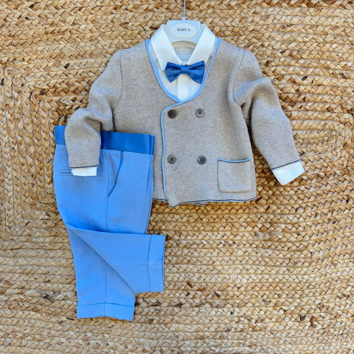 Completo battesimo bimbo con cardigan beige doppiopetto, pantaloni azzurri e papillon