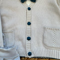 Completo battesimo bimbo beige e verde petrolio con cardigan, camicia, papillon, pantalone corto e bretelle.