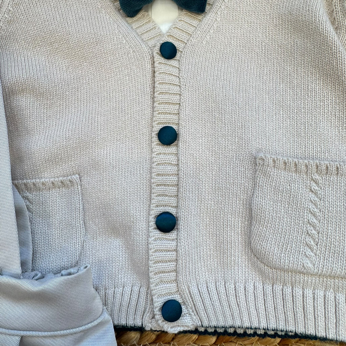 Completo battesimo bimbo beige e verde petrolio con cardigan, camicia, papillon, pantalone corto e bretelle.