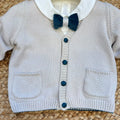 Completo battesimo bimbo beige e verde petrolio con cardigan, camicia, papillon, pantalone corto e bretelle.