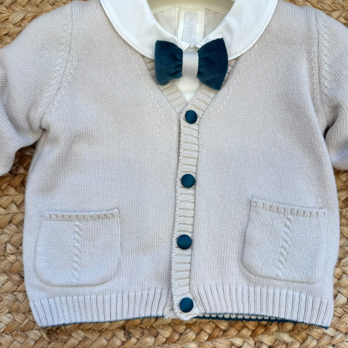 Completo battesimo bimbo beige e verde petrolio con cardigan, camicia, papillon, pantalone corto e bretelle.
