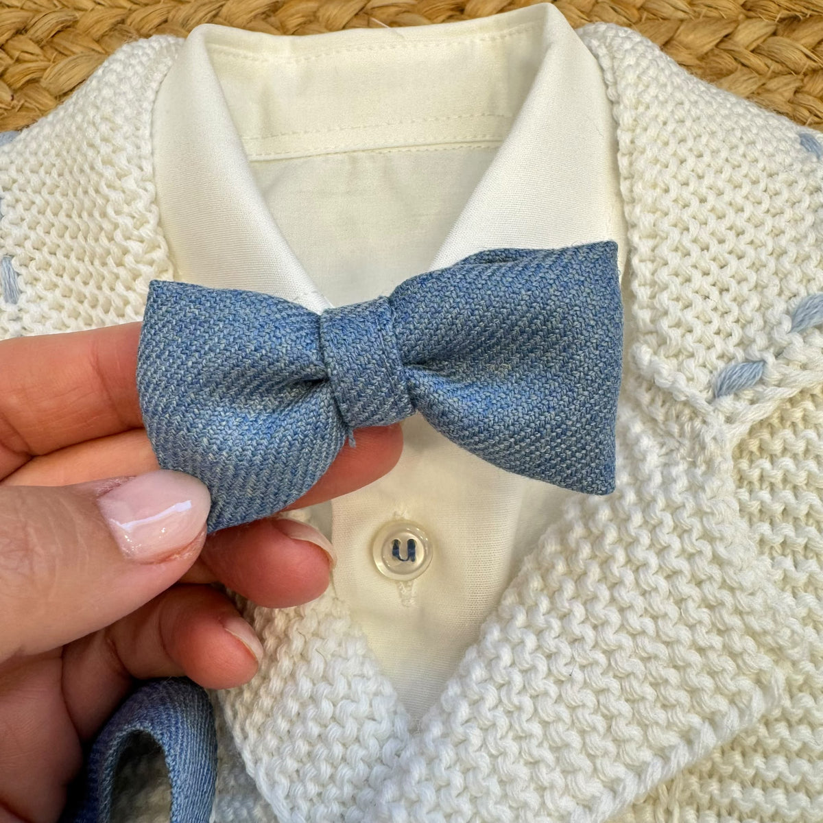 Completo battesimo bimbo con cardigan bianco, camicia, salopette azzurra e papillon