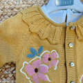 Completo bimba con cardigan lana senape e maglia bianca floreale