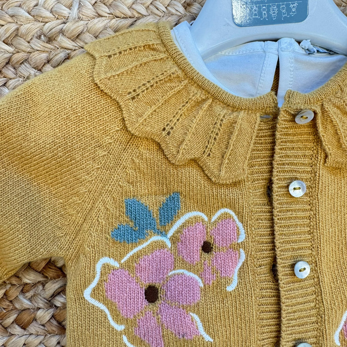 Completo bimba con cardigan lana senape e maglia bianca floreale