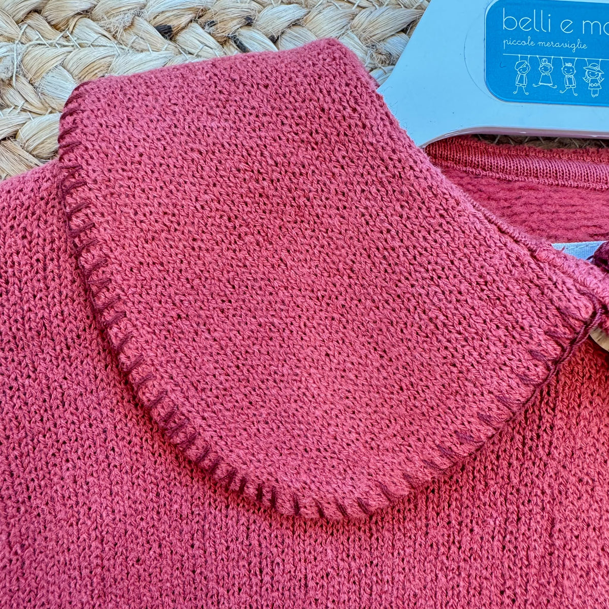 Cardigan bimba in 100% cotone color mattone con ampio colletto e bottoni