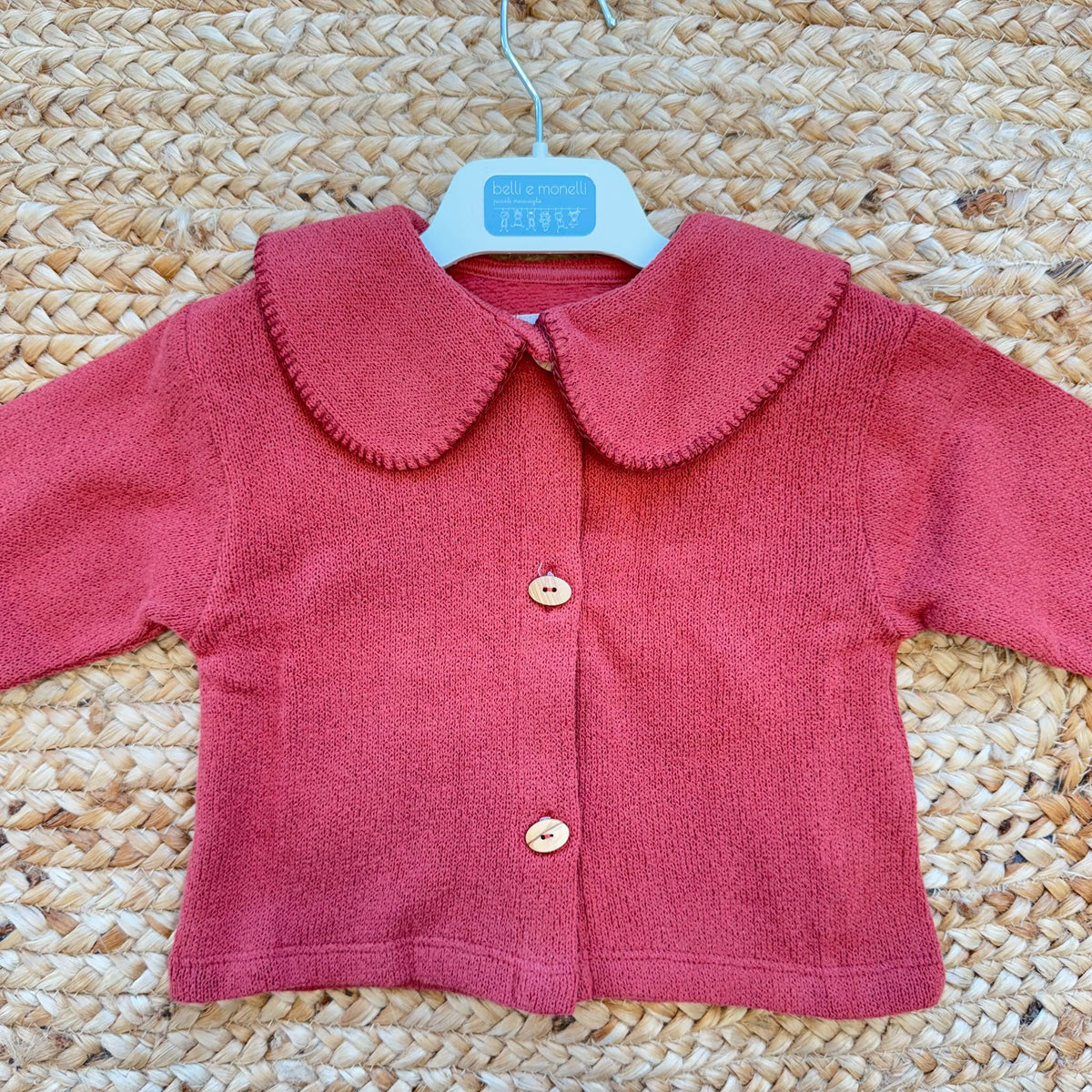 Cardigan bimba in 100% cotone color mattone con ampio colletto e bottoni