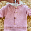 Completo bimba rosa con salopette in maglia, cardigan e camicina floreale