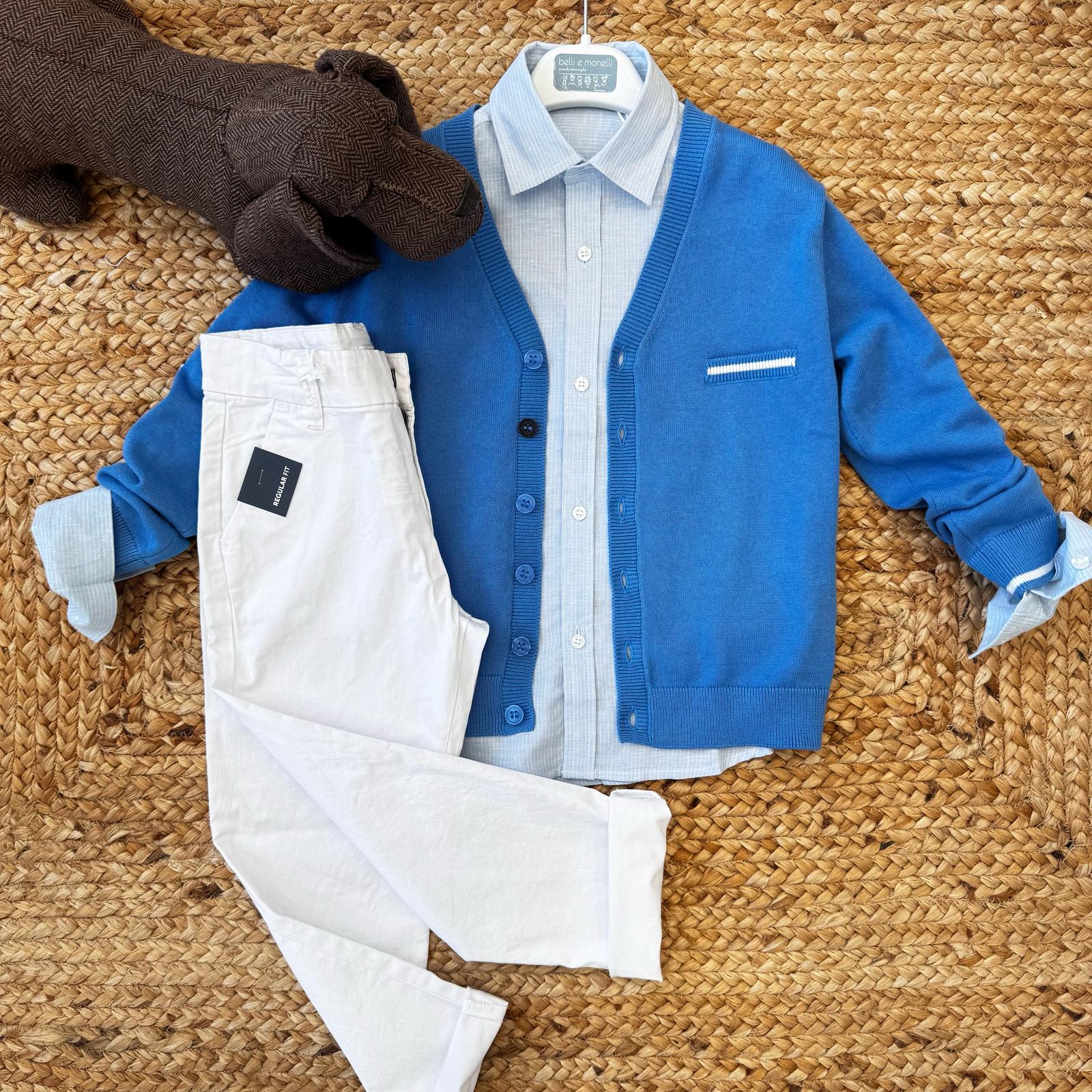  Cardigan blu, camicia a righe e pantalone bianco per bambino, abbigliamento casual chic primaverile.